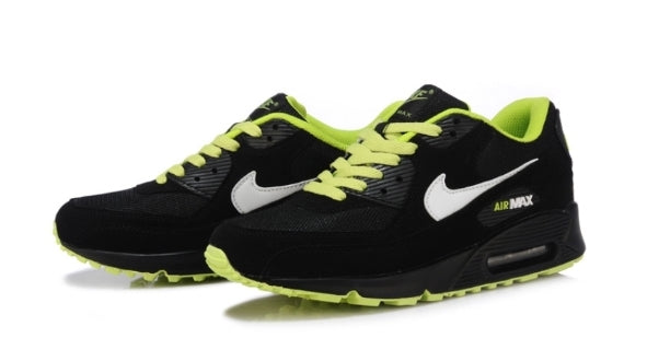 Les baskets Nike Air Max 90 Futura sont des pièces maîtresses de la mode.