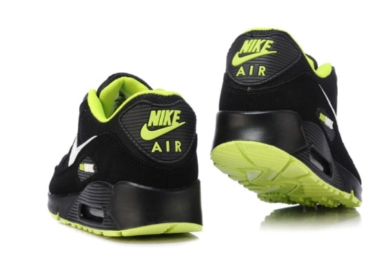 Les baskets Nike Air Max 90 Futura sont des pièces maîtresses de la mode.