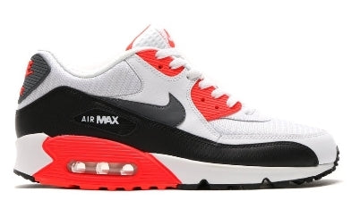 Les baskets Nike Air Max 90 Futura sont des pièces maîtresses de la mode.