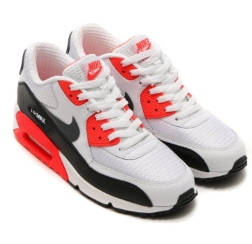 Les baskets Nike Air Max 90 Futura sont des pièces maîtresses de la mode.