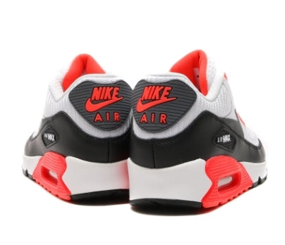 Les baskets Nike Air Max 90 Futura sont des pièces maîtresses de la mode.