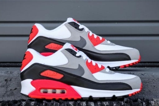 Les baskets Nike Air Max 90 Futura sont des pièces maîtresses de la mode.