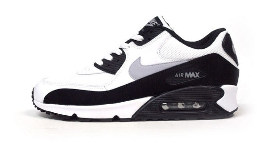 Les baskets Nike Air Max 90 Futura sont des pièces maîtresses de la mode.