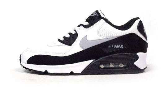 Les baskets Nike Air Max 90 Futura sont des pièces maîtresses de la mode.