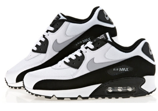 Les baskets Nike Air Max 90 Futura sont des pièces maîtresses de la mode.