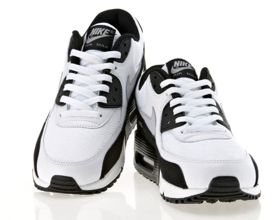 Les baskets Nike Air Max 90 Futura sont des pièces maîtresses de la mode.