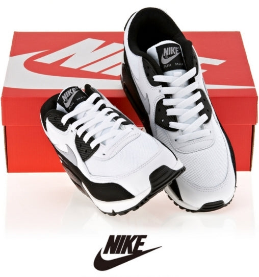 Les baskets Nike Air Max 90 Futura sont des pièces maîtresses de la mode.