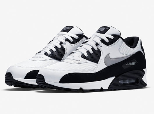 Les baskets Nike Air Max 90 Futura sont des pièces maîtresses de la mode.