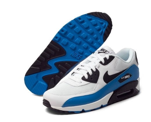 Les baskets Nike Air Max 90 Futura sont des pièces maîtresses de la mode.