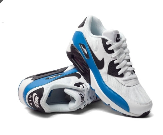 Les baskets Nike Air Max 90 Futura sont des pièces maîtresses de la mode.