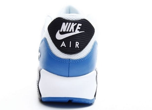 Les baskets Nike Air Max 90 Futura sont des pièces maîtresses de la mode.