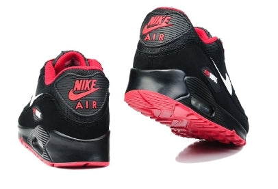 Les baskets Nike Air Max 90 Futura sont des pièces maîtresses de la mode.