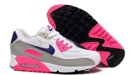 Les baskets Nike Air Max 90 Futura sont des pièces maîtresses de la mode.