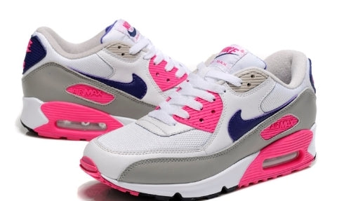 Les baskets Nike Air Max 90 Futura sont des pièces maîtresses de la mode.