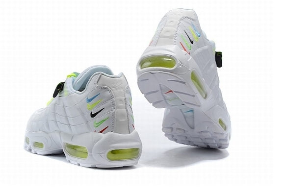 Résultats de l'évolution emblématique de la ligne Nike, les Nike Air Max 95 Worldwide Blue Fury sont un témoignage de l'engagement de Nike à combiner style et innovation.
