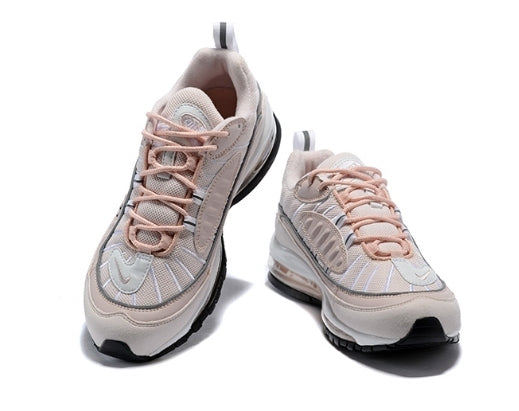 Les baskets Nike Air Max 98 Femme sont des pièces maîtresses de la mode. Avec un look décontractée style iconique tendance