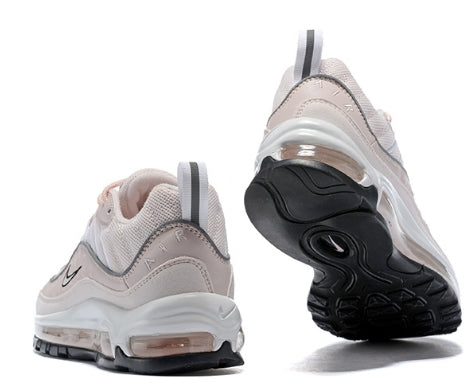 Les baskets Nike Air Max 98 Femme sont des pièces maîtresses de la mode. Avec un look décontractée style iconique tendance