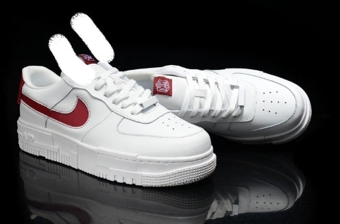 Les baskets Nike Air Max Pixel Femme incarnent une élégance contemporaine et un design moderniste qui captivent immédiatement.