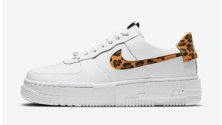 Les baskets Nike Air Max Pixel Femme incarnent une élégance contemporaine et un design moderniste qui captivent immédiatement.