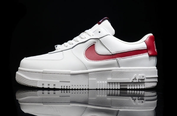 Les baskets Nike Air Max Pixel Femme incarnent une élégance contemporaine et un design moderniste qui captivent immédiatement.