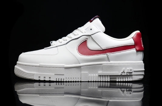 Les baskets Nike Air Max Pixel Femme incarnent une élégance contemporaine et un design moderniste qui captivent immédiatement.