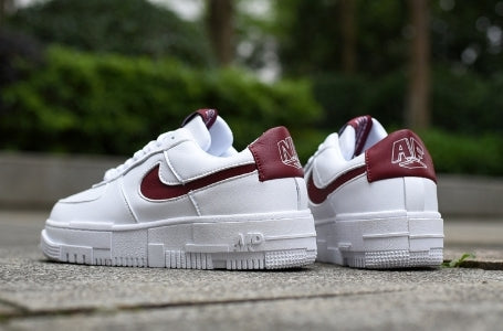 Les baskets Nike Air Max Pixel Femme incarnent une élégance contemporaine et un design moderniste qui captivent immédiatement.