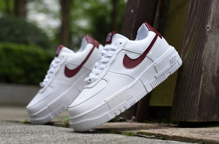 Les baskets Nike Air Max Pixel Femme incarnent une élégance contemporaine et un design moderniste qui captivent immédiatement.