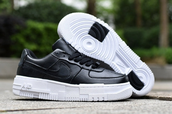 Les baskets Nike Air Max Pixel Femme incarnent une élégance contemporaine et un design moderniste qui captivent immédiatement.