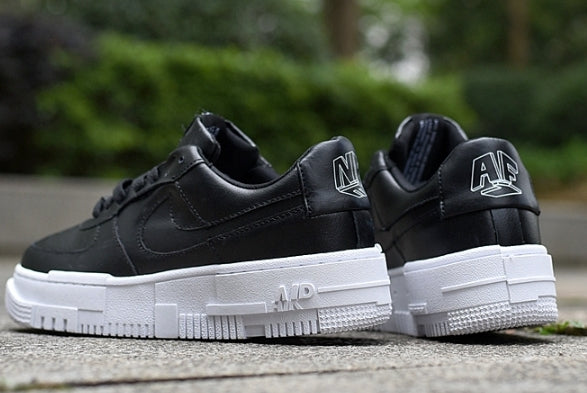 Les baskets Nike Air Max Pixel Femme incarnent une élégance contemporaine et un design moderniste qui captivent immédiatement.