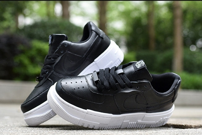 Les baskets Nike Air Max Pixel Femme incarnent une élégance contemporaine et un design moderniste qui captivent immédiatement.