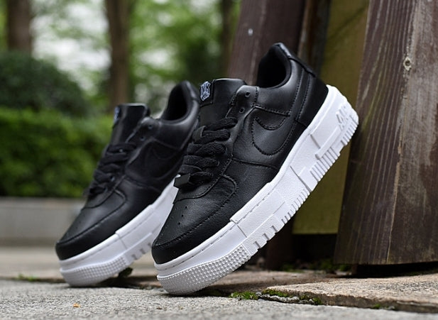 Les baskets Nike Air Max Pixel Femme incarnent une élégance contemporaine et un design moderniste qui captivent immédiatement.