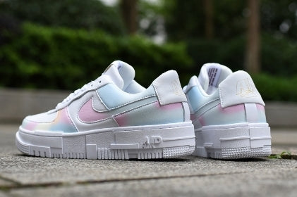 Les baskets Nike Air Max Pixel Femme incarnent une élégance contemporaine et un design moderniste qui captivent immédiatement.