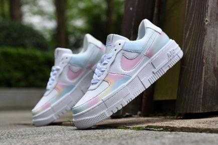 Les baskets Nike Air Max Pixel Femme incarnent une élégance contemporaine et un design moderniste qui captivent immédiatement.