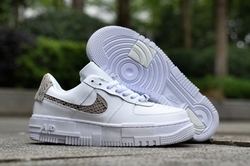 Les baskets Nike Air Max Pixel Femme incarnent une élégance contemporaine et un design moderniste qui captivent immédiatement.