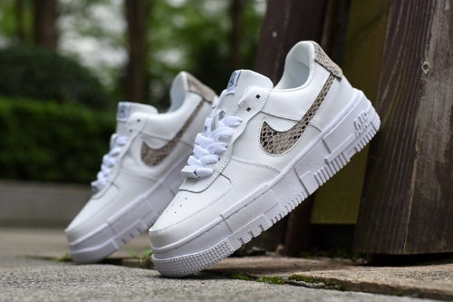 Les baskets Nike Air Max Pixel Femme incarnent une élégance contemporaine et un design moderniste qui captivent immédiatement.