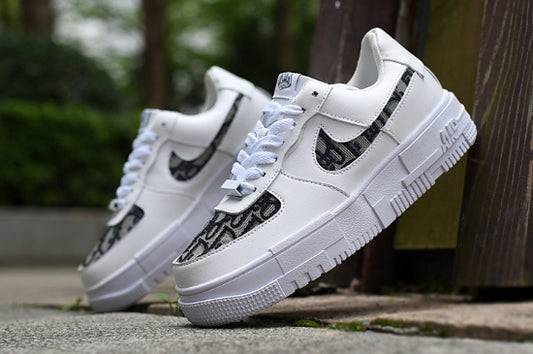 Les baskets Nike Air Max Pixel Femme incarnent une élégance contemporaine et un design moderniste qui captivent immédiatement.