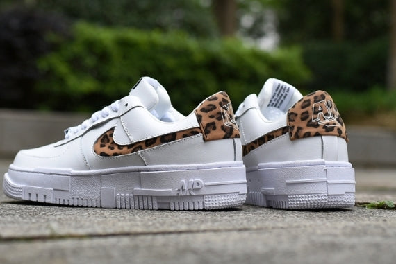 Les baskets Nike Air Max Pixel Femme incarnent une élégance contemporaine et un design moderniste qui captivent immédiatement.