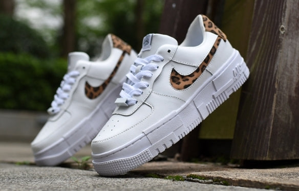 Les baskets Nike Air Max Pixel Femme incarnent une élégance contemporaine et un design moderniste qui captivent immédiatement.