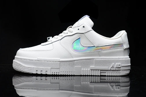 Les baskets Nike Air Max Pixel Femme incarnent une élégance contemporaine et un design moderniste qui captivent immédiatement.