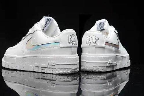 Les baskets Nike Air Max Pixel Femme incarnent une élégance contemporaine et un design moderniste qui captivent immédiatement.