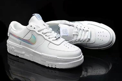 Les baskets Nike Air Max Pixel Femme incarnent une élégance contemporaine et un design moderniste qui captivent immédiatement.