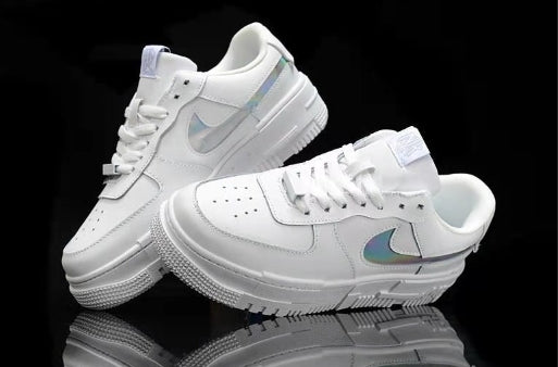 Les baskets Nike Air Max Pixel Femme incarnent une élégance contemporaine et un design moderniste qui captivent immédiatement.