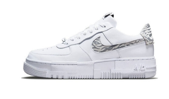 Les baskets Nike Air Max Pixel Femme incarnent une élégance contemporaine et un design moderniste qui captivent immédiatement.