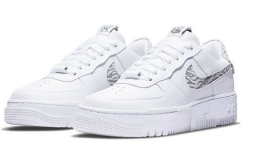 Les baskets Nike Air Max Pixel Femme incarnent une élégance contemporaine et un design moderniste qui captivent immédiatement.