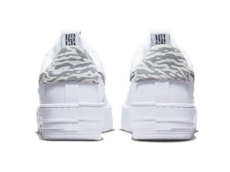 Les baskets Nike Air Max Pixel Femme incarnent une élégance contemporaine et un design moderniste qui captivent immédiatement.