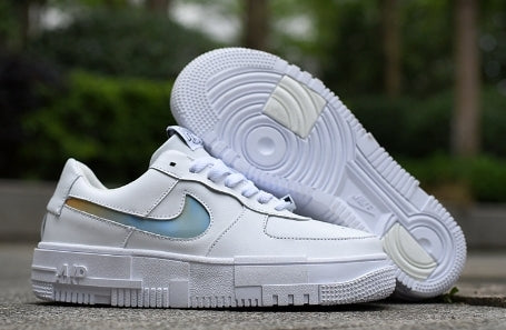 Les baskets Nike Air Max Pixel Femme incarnent une élégance contemporaine et un design moderniste qui captivent immédiatement.