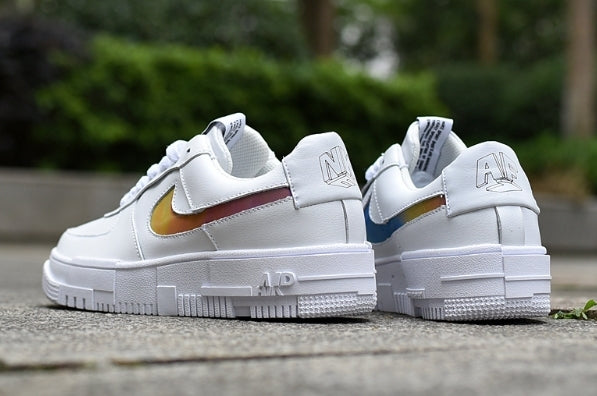 Les baskets Nike Air Max Pixel Femme incarnent une élégance contemporaine et un design moderniste qui captivent immédiatement.