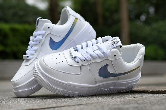 Les baskets Nike Air Max Pixel Femme incarnent une élégance contemporaine et un design moderniste qui captivent immédiatement.