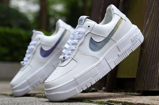 Les baskets Nike Air Max Pixel Femme incarnent une élégance contemporaine et un design moderniste qui captivent immédiatement.