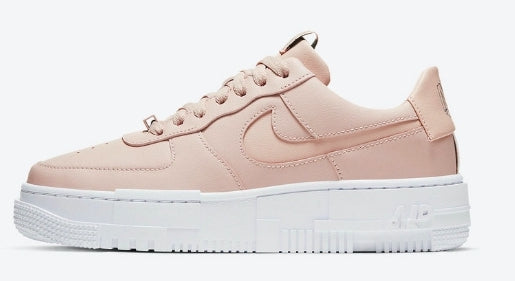 Les baskets Nike Air Max Pixel Femme incarnent une élégance contemporaine et un design moderniste qui captivent immédiatement.